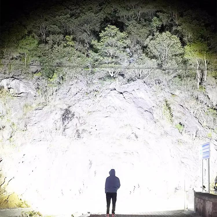 Super Strong Light Zoomable Flashlight
