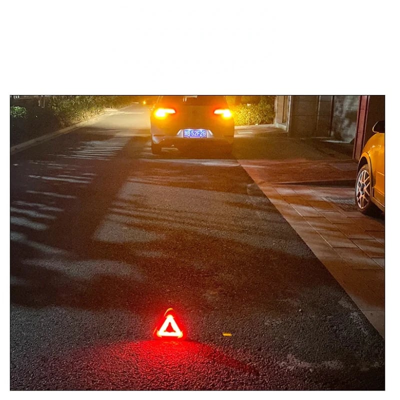 🔥2026 New Arrival🔥 2-IN-1 Solar Emergency Triangle Warning Light at the Roadside